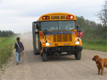 Christiaan stapt in de schoolbus