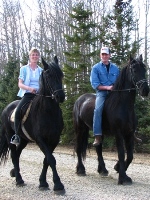 Annie en Kees maken een ritje op Anneke en de nieuwe stalgenoot Jelien
